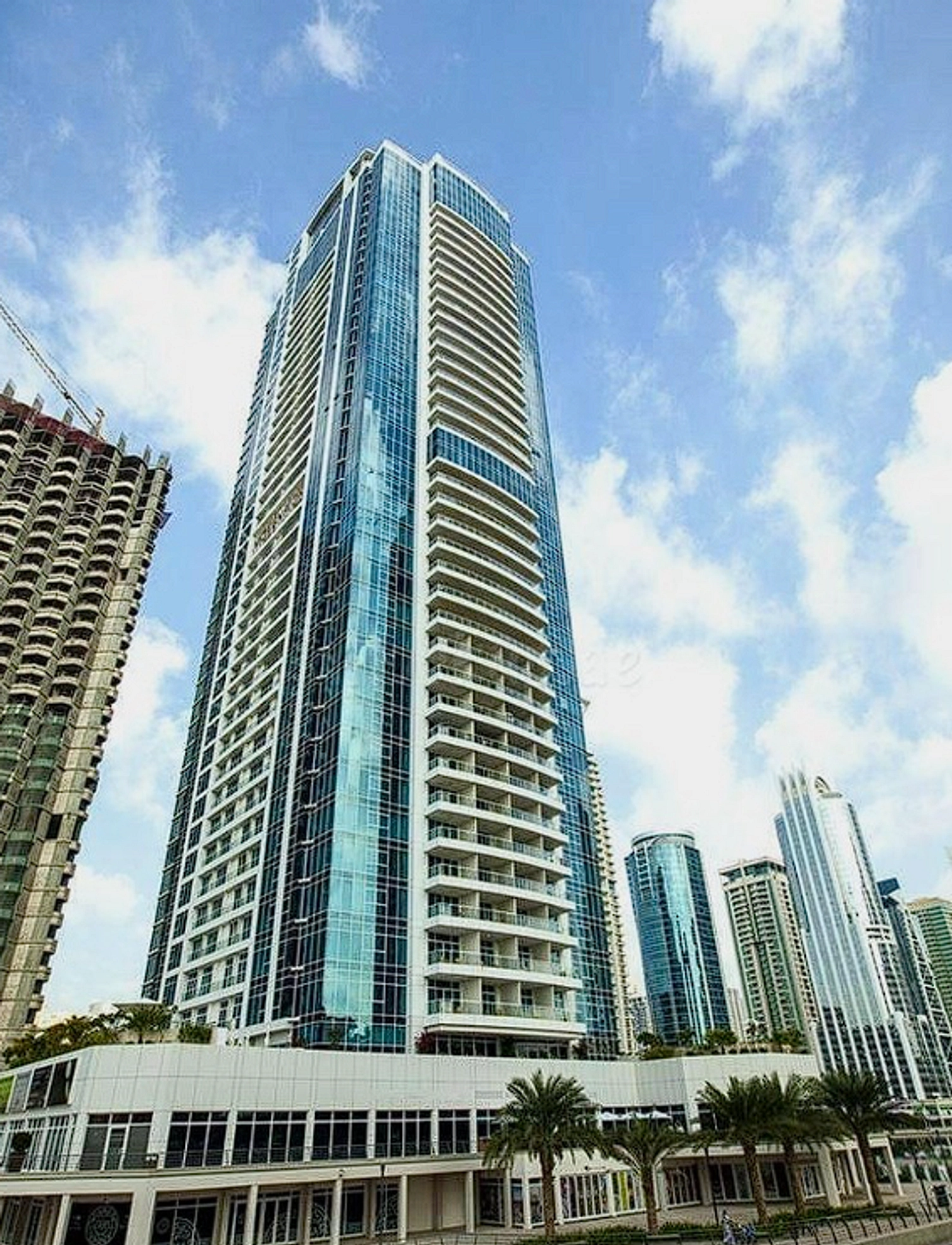 Laguna Tower image 0 - Provident Estate
